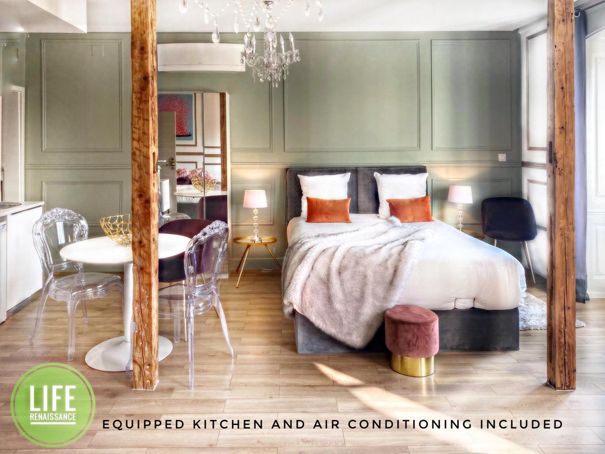 Life Renaissance - New Concept - Place Kleber Strasbourg Rom bilde